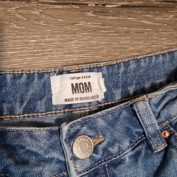 Refuge Denim Mom Jeans Straight Leg Raw Hem Size 9 - Picture 2 of 4